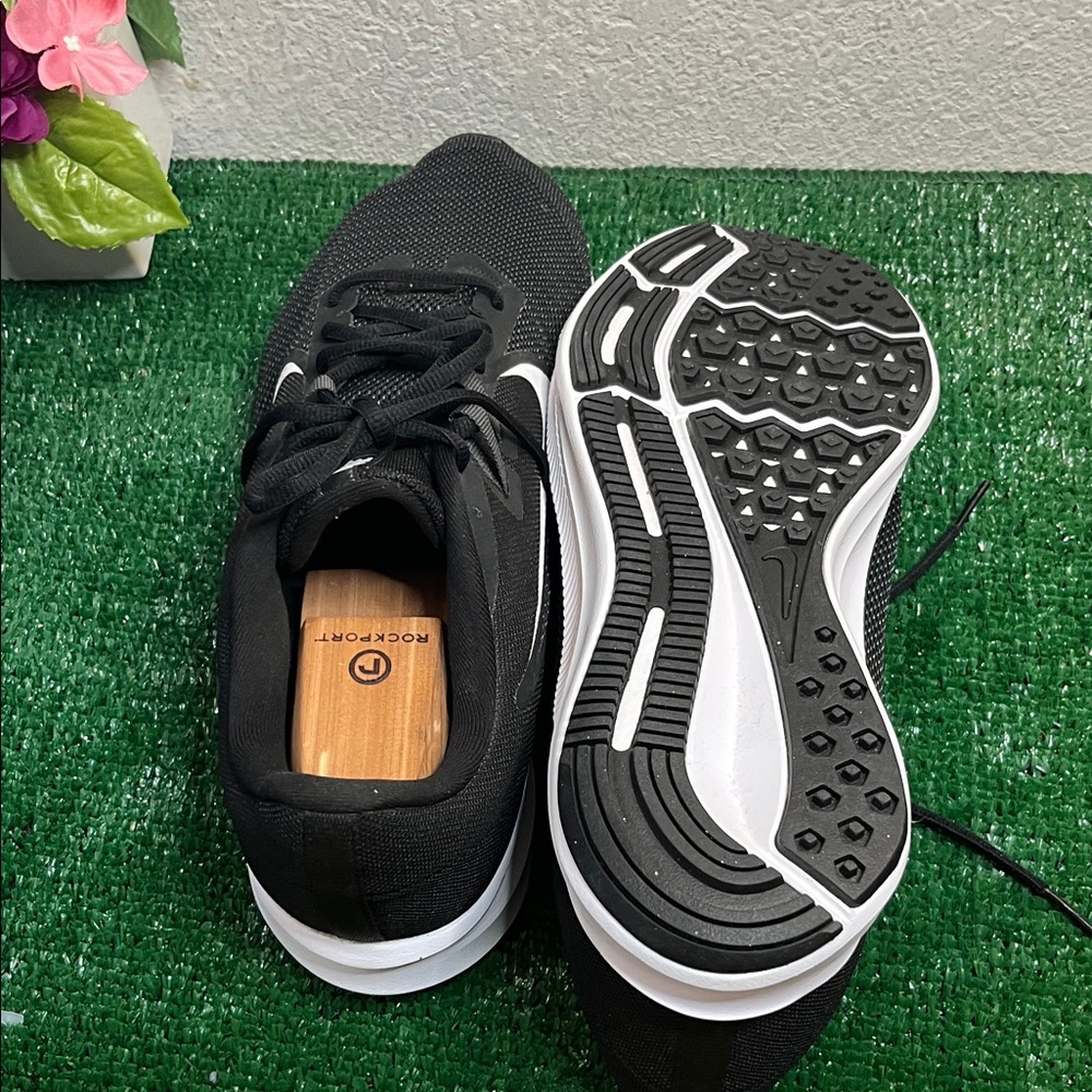 Nike Black and White Low-Top Running Sneakers - Picture 7 of 7